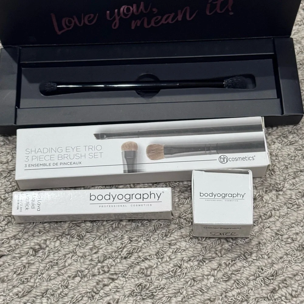 Make up bundle! 4 brushes, glitter shadow and liquid lipstick!
